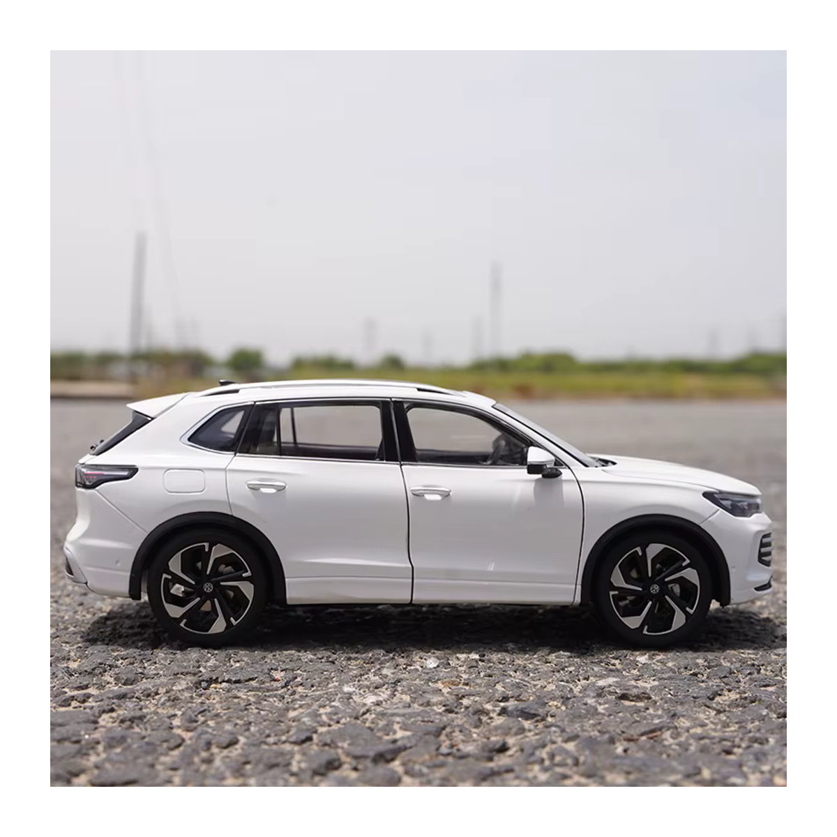 WELLY VW Tiguan L PRO SUV Modellauto 1:18 Metall Druckguss in Pink und Weiß - Bild 3