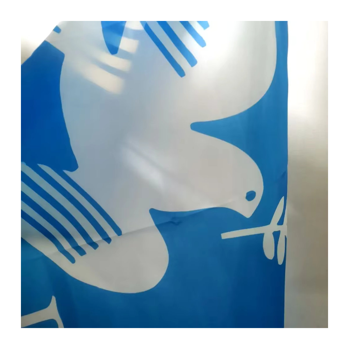 Weltfriedensflagge Stop The War mit Taubenmotiv, blaues Polyester-Banner mit Ösen für Outdoor und Indoor, rechteckig - Bild 6