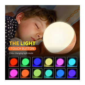 Wiederaufladbare LED-Nachttischlampe mit Fernbedienung und Touch-Funktion in Bunt, minimalistisches Design für Kinder und Schlafzimmer