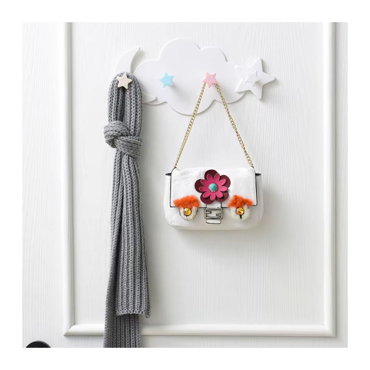 Wolkenförmiges Aufbewahrungsregal mit Haken in Weiß für das Kinderzimmer, selbstklebend und wandmontiert aus Kunststoff - Bild 2