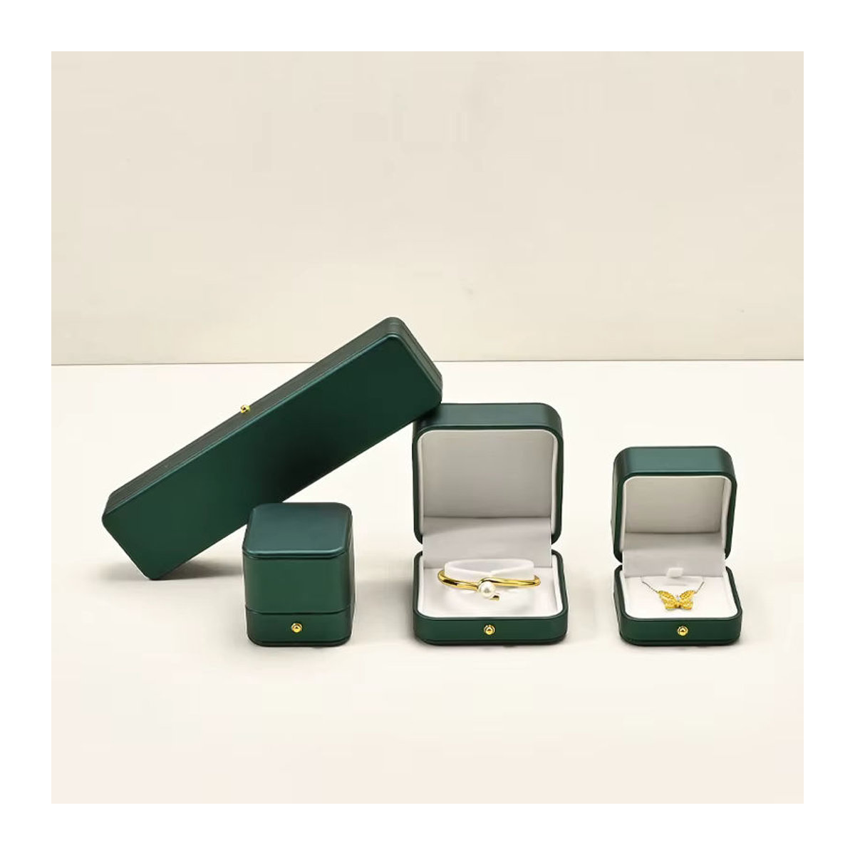 WoodTen Schmuck-Ringbox aus Leder in Grün als minimalistischer Schmuck-Organizer für Ringe, Ohrringe und Halsketten - Bild 3