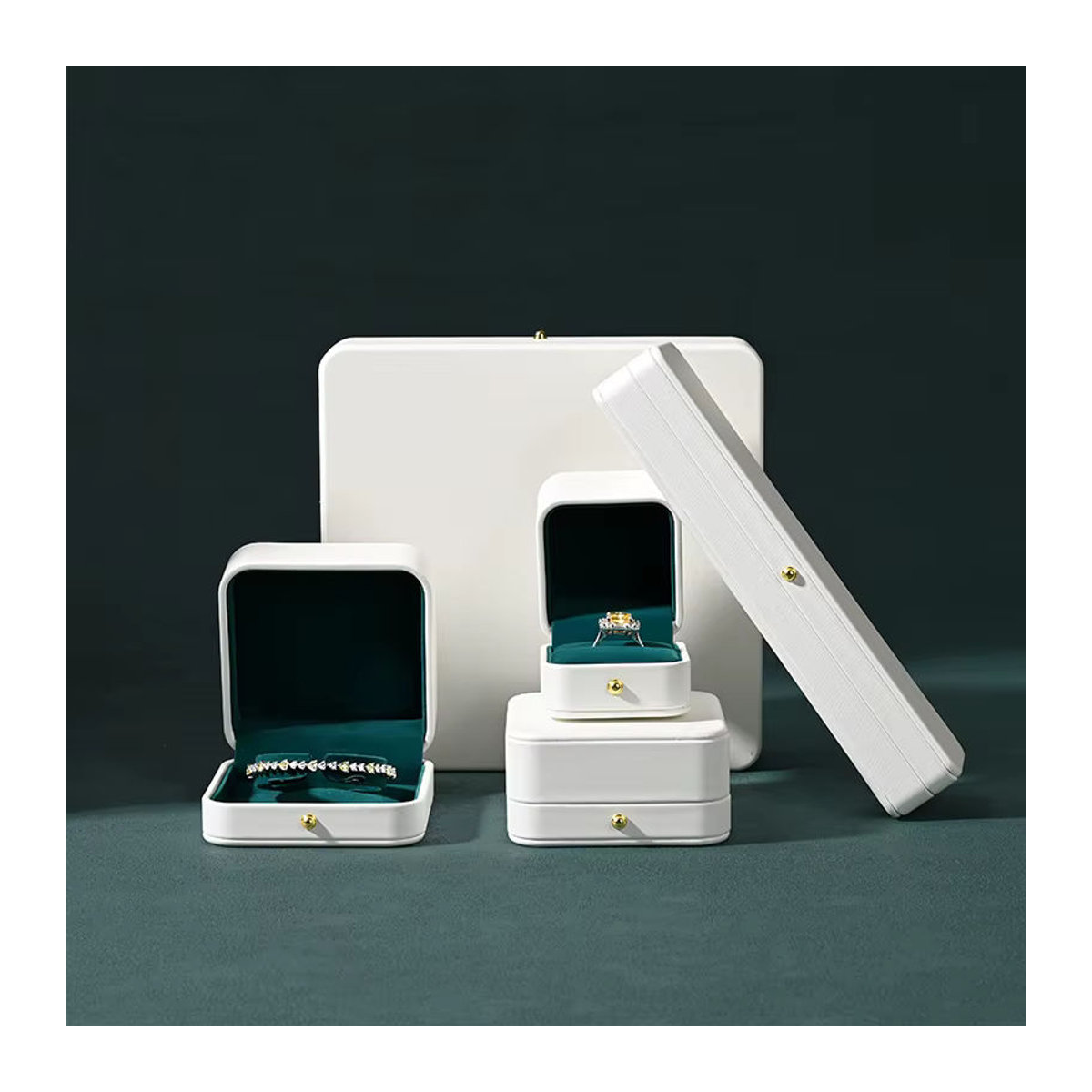 WoodTen Schmuckschatulle aus Leder in Weiß als minimalistischer Organizer für Ringe, Ohrringe und Halsketten - Bild 1