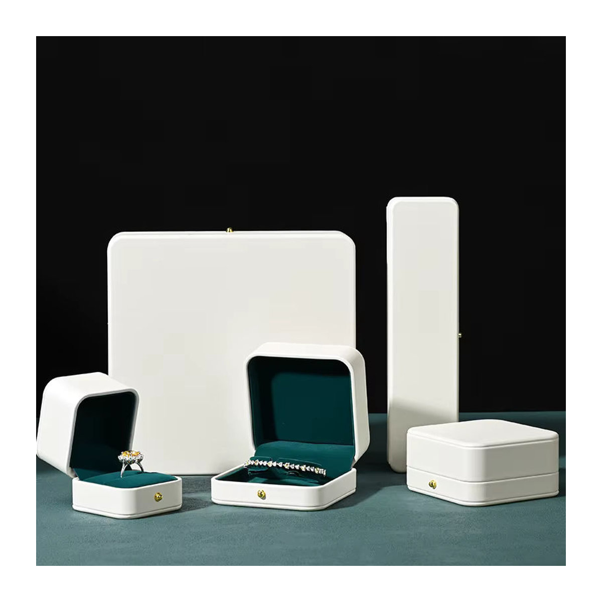 WoodTen Schmuckschatulle aus Leder in Weiß als minimalistischer Organizer für Ringe, Ohrringe und Halsketten - Bild 4
