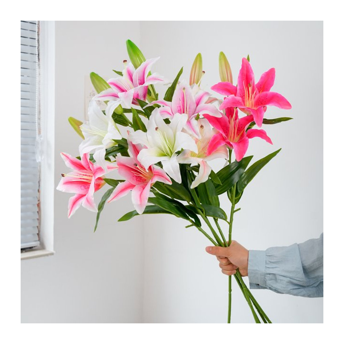WQNJIN Künstliche Lilien mit 3 Blütenköpfen in Pink und Mehrfarbig als Textil-Blumenstrauß für Hochzeiten und die Tischdekoration im Wohnzimmer - Bild 1
