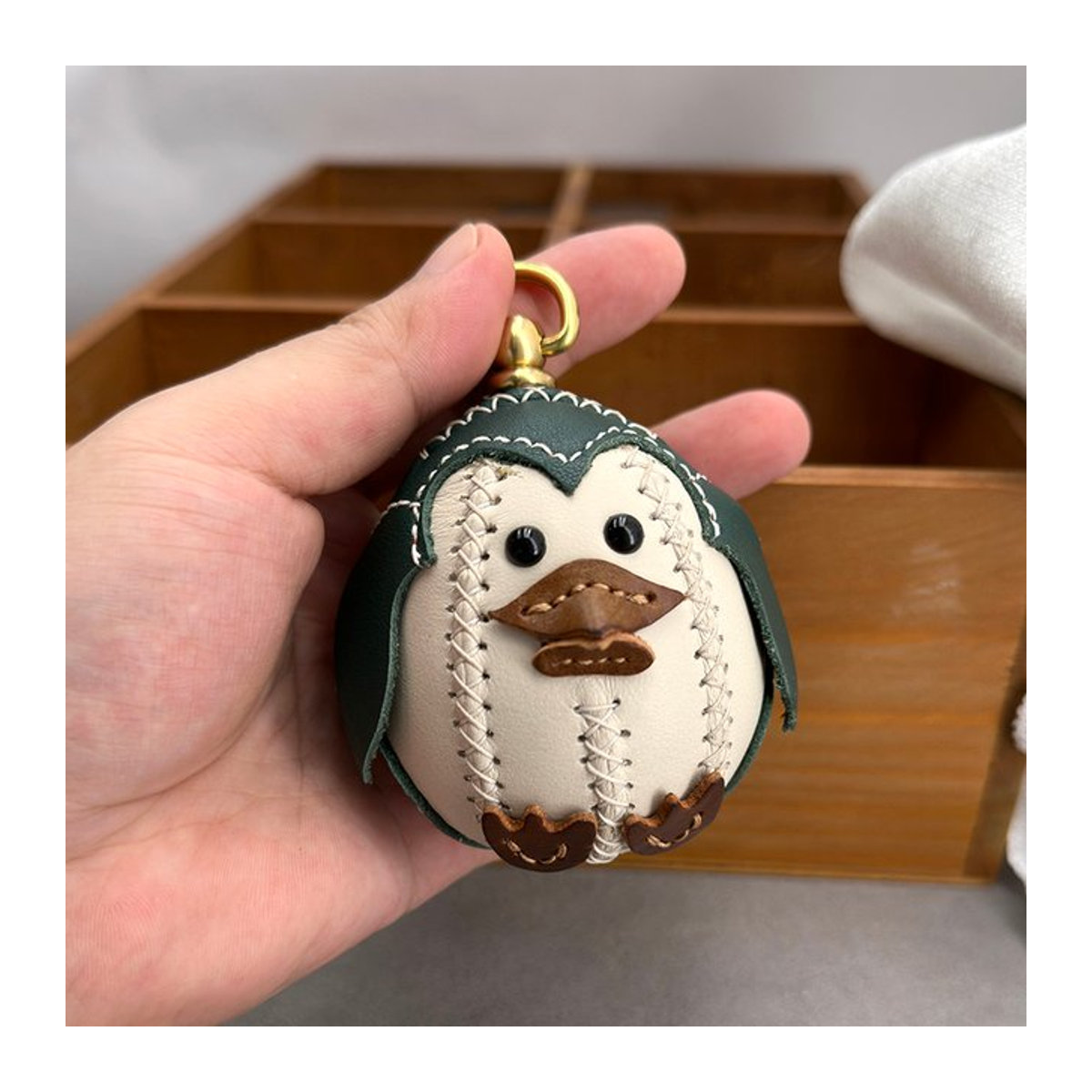 XHTY Pinguin-Dekoornament aus echtem Rindsleder in Rot und Mehrfarbig als hängendes Weihnachtsornament - Bild 1