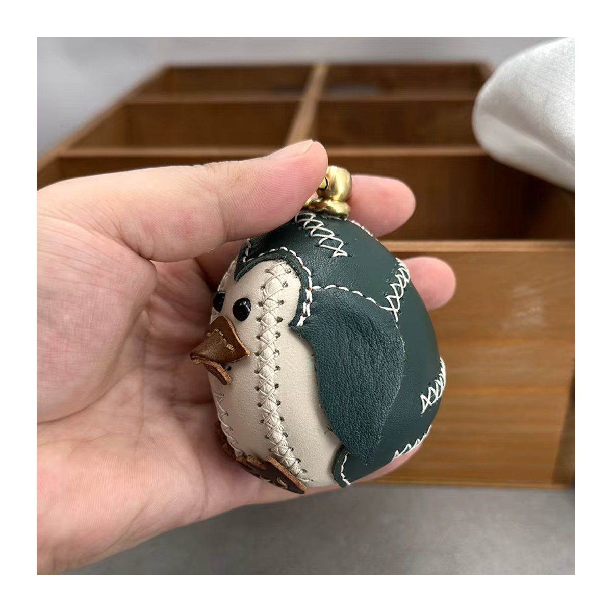 XHTY Pinguin-Dekoornament aus echtem Rindsleder in Rot und Mehrfarbig als hängendes Weihnachtsornament - Bild 3