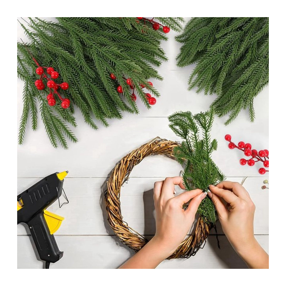 XIAOYINMO Künstliche Kiefernnadeln aus Kunststoff in Grün für Weihnachtsdekoration und DIY-Kränze - Bild 1