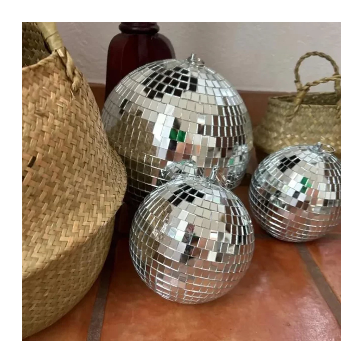 XMSJ Disco-Kugel aus Glas in Silber, runde Spiegelkugel mit Schlaufe zum Aufhängen, dekoratives Ornament für Party und Weihnachten - Bild 1