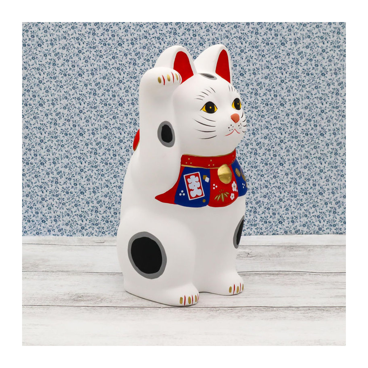 Yakushigama Maneki-neko Glücksbringer aus Keramik in Weiß - Bild 4
