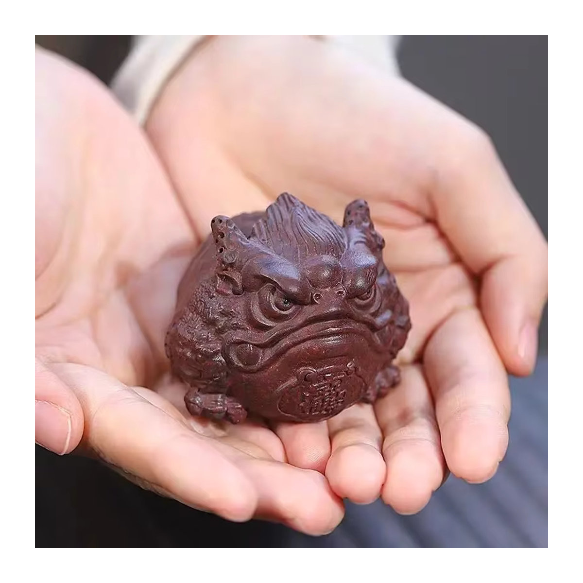 Yixing Purple Clay Tea Pet – Goldene 3-beinige Krötenfigur aus Keramik in Braun und Gold für deine Zen-Teezeremonie - Bild 2