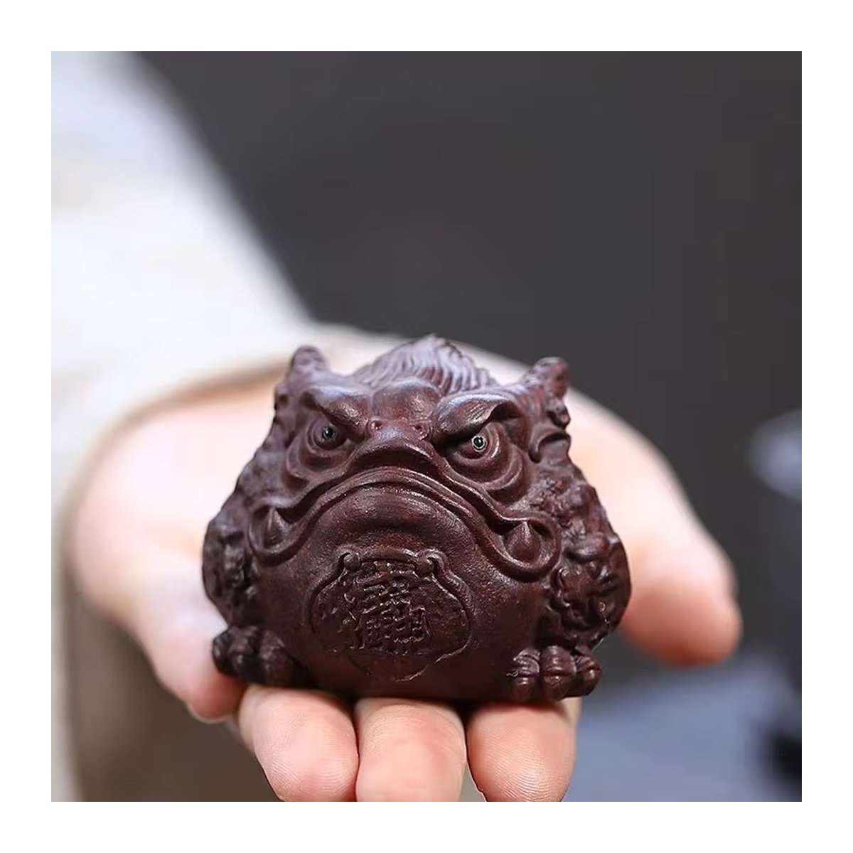 Yixing Purple Clay Tea Pet – Goldene 3-beinige Krötenfigur aus Keramik in Braun und Gold für deine Zen-Teezeremonie - Bild 3