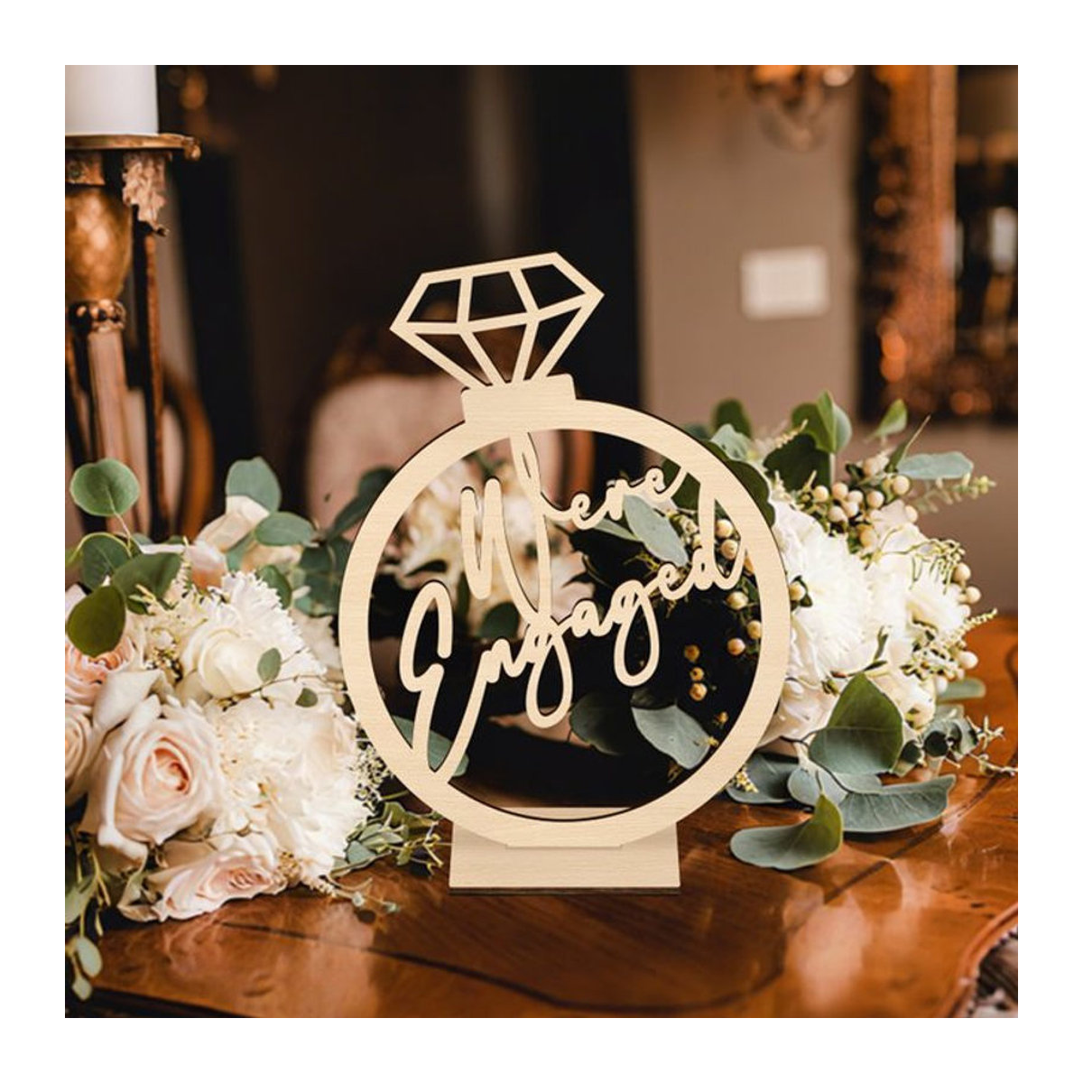 YOMDID Holzschild We're Engaged in Braun und Beige als minimalistische Dekoration für Verlobung und Hochzeit mit Holzsockel - Bild 1