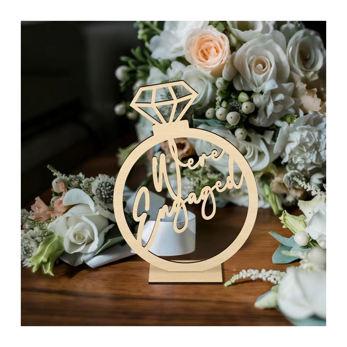 YOMDID Holzschild We're Engaged in Braun und Beige als minimalistische Dekoration für Verlobung und Hochzeit mit Holzsockel - Bild 2