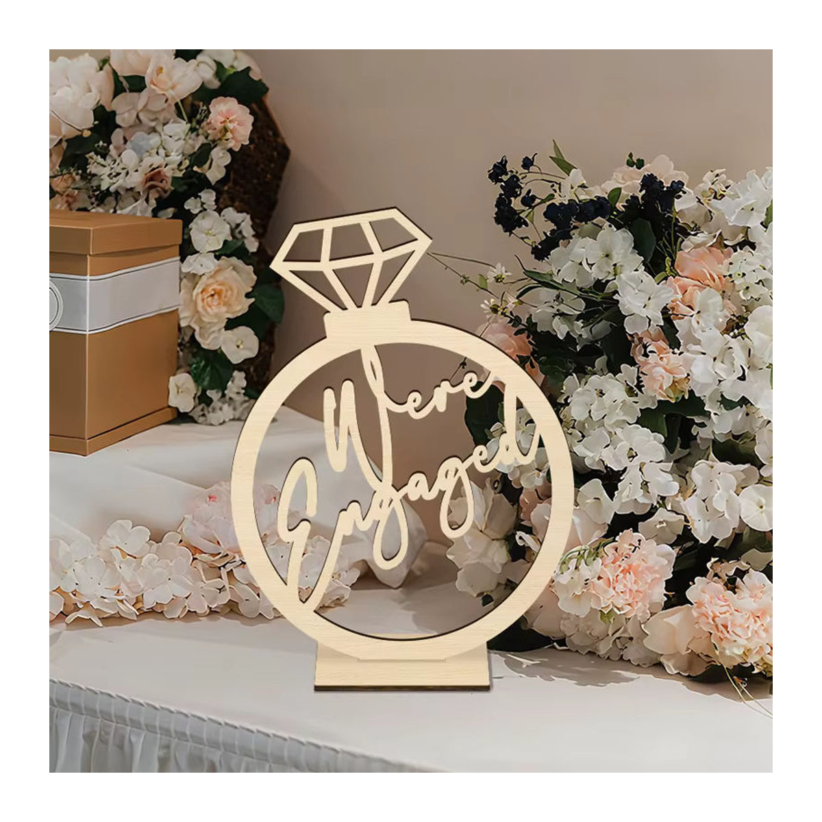 YOMDID Holzschild We're Engaged in Braun und Beige als minimalistische Dekoration für Verlobung und Hochzeit mit Holzsockel - Bild 3