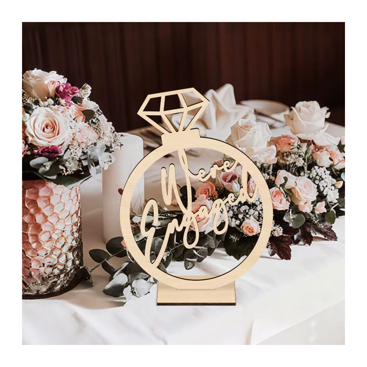 YOMDID Holzschild We're Engaged in Braun und Beige als minimalistische Dekoration für Verlobung und Hochzeit mit Holzsockel - Bild 4
