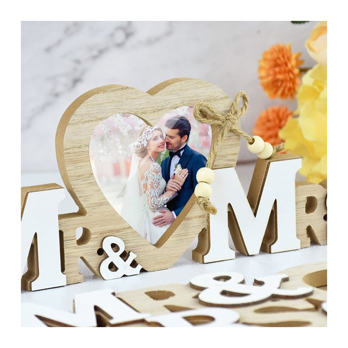 YONGSNOW Mr & Mrs Love Herz Fotorahmen aus Holz in Braun und Weiß für Hochzeit und Valentinstag als rustikale Tischdekoration - Bild 1