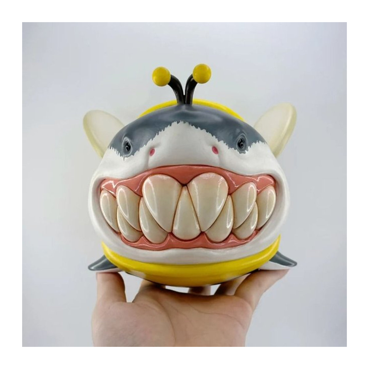 YOUSHITOP Shark Bee Ornament aus Kunstharz, mehrfarbige Hai-Statue im Cartoon-Design - Bild 1