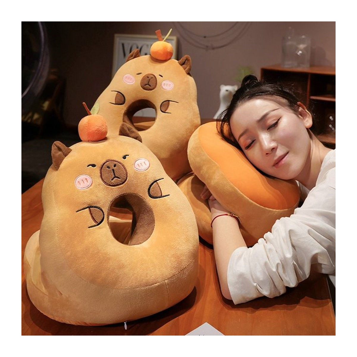 YUZHINUO Capybara Plüschkissen in Braun als ergonomisches Lendenkissen für Bürostuhl, Sofa und Rückenlehne - Bild 1