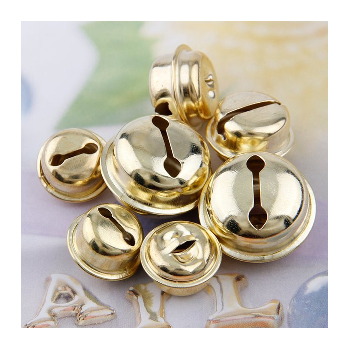 Ywbeads 10er Set Goldene Glocken Anhänger aus Metall für Weihnachtsbaum Ornamente und DIY Bastelbedarf, Durchmesser: 1,8 cm - Bild 1