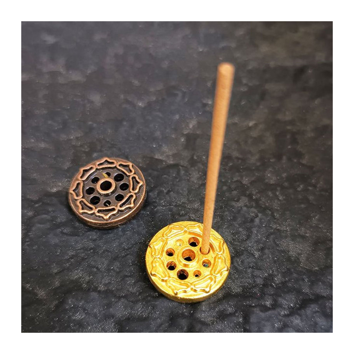 YXYMCF Mini-Räuchergefäß aus Metall und Holz in Rot-Gold mit floralem Design für Meditation und Heimdekoration - Bild 1