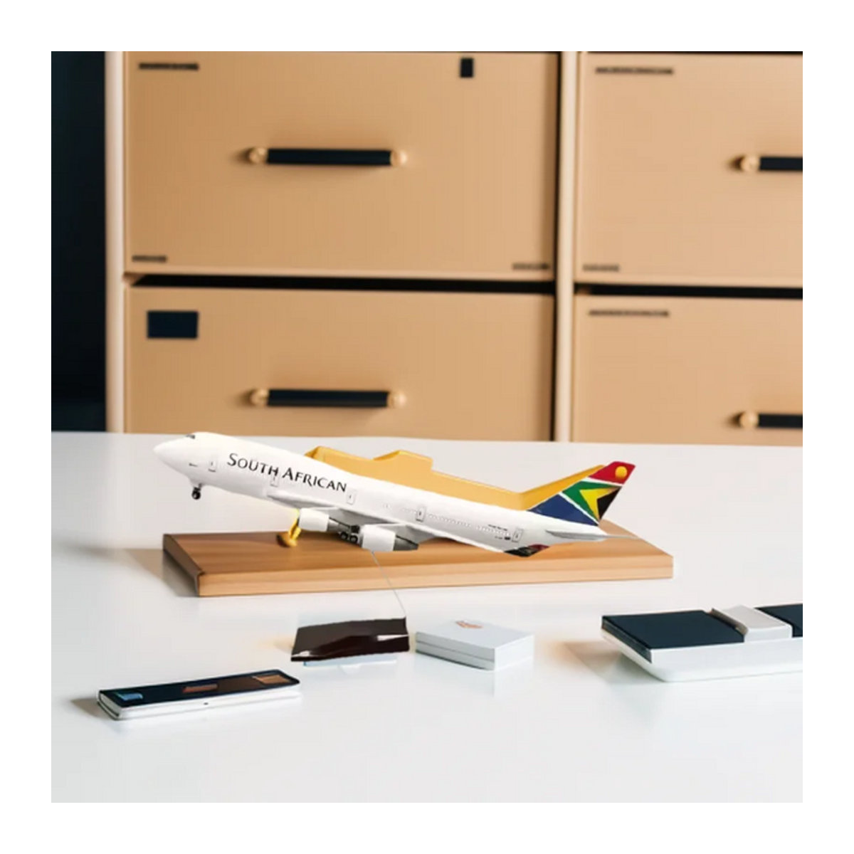 ZOCO Modellflugzeug South Africa Airlines B747 im Maßstab 1:150 aus Metall in Weiß mit LED-Licht - Bild 1