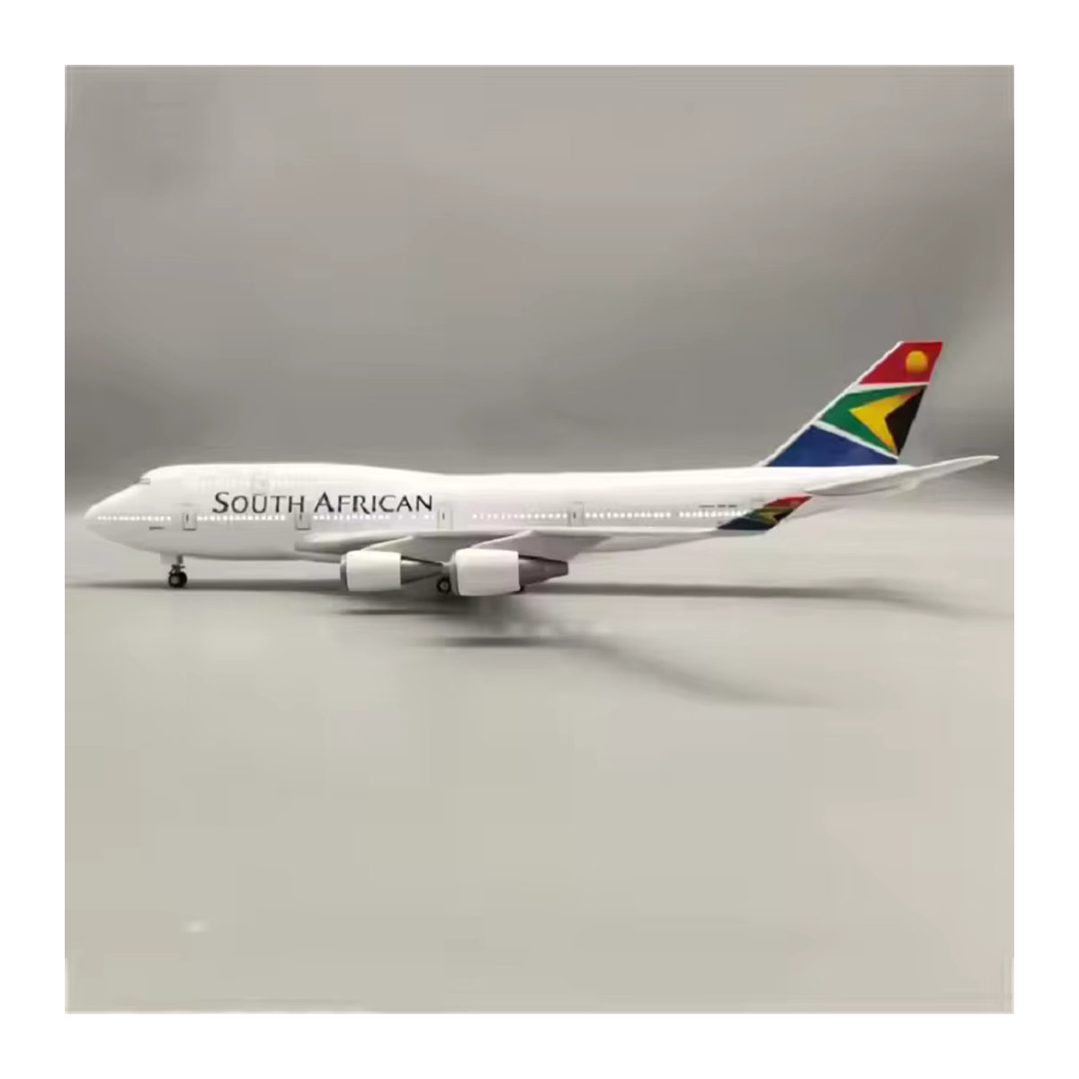 ZOCO Modellflugzeug South Africa Airlines B747 im Maßstab 1:150 aus Metall in Weiß mit LED-Licht - Bild 3