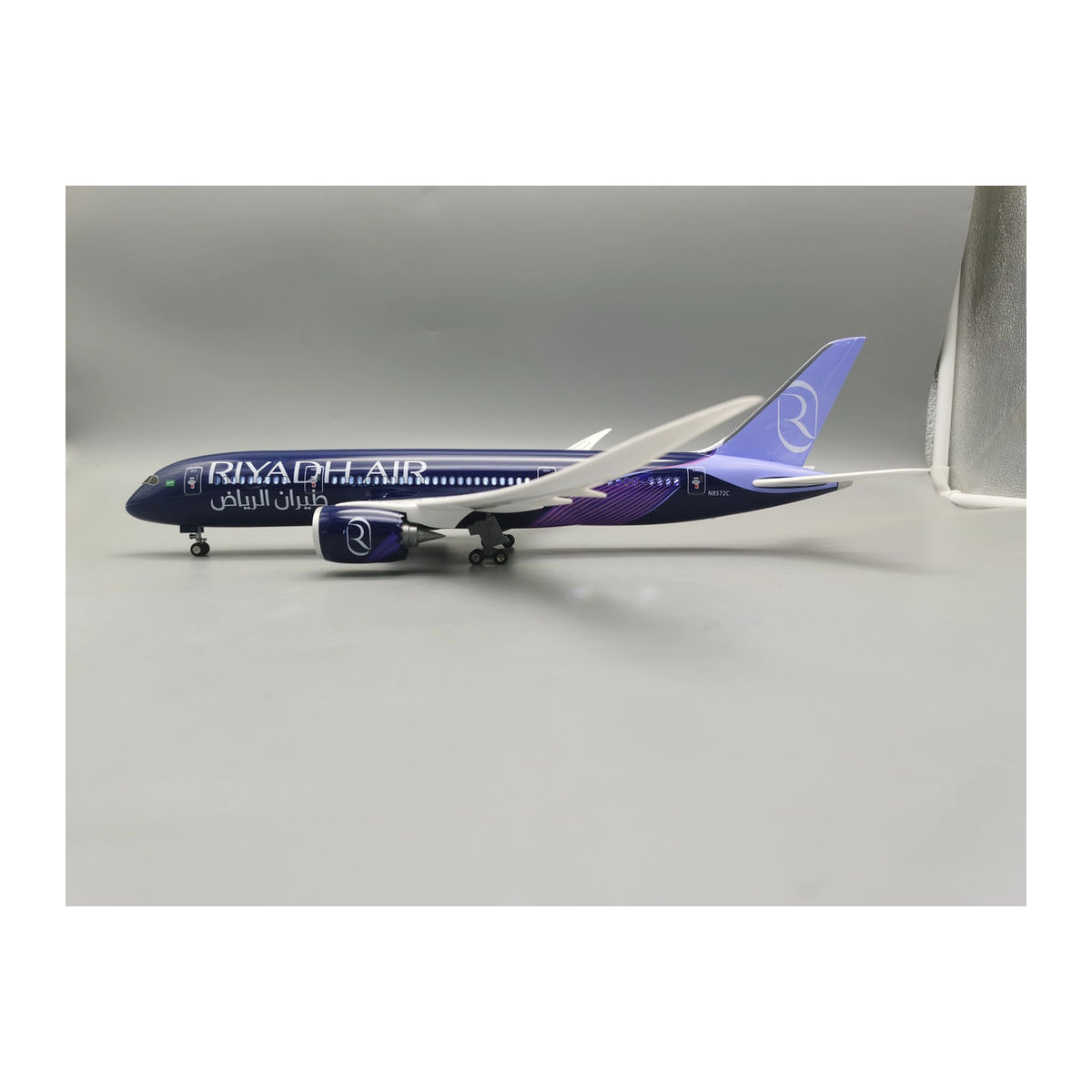 ZOCO Riyadh Airlines B787 Flugzeugmodell im Maßstab 1:130 mit LED-Beleuchtung in Blau, Länge: 47 cm - Bild 2