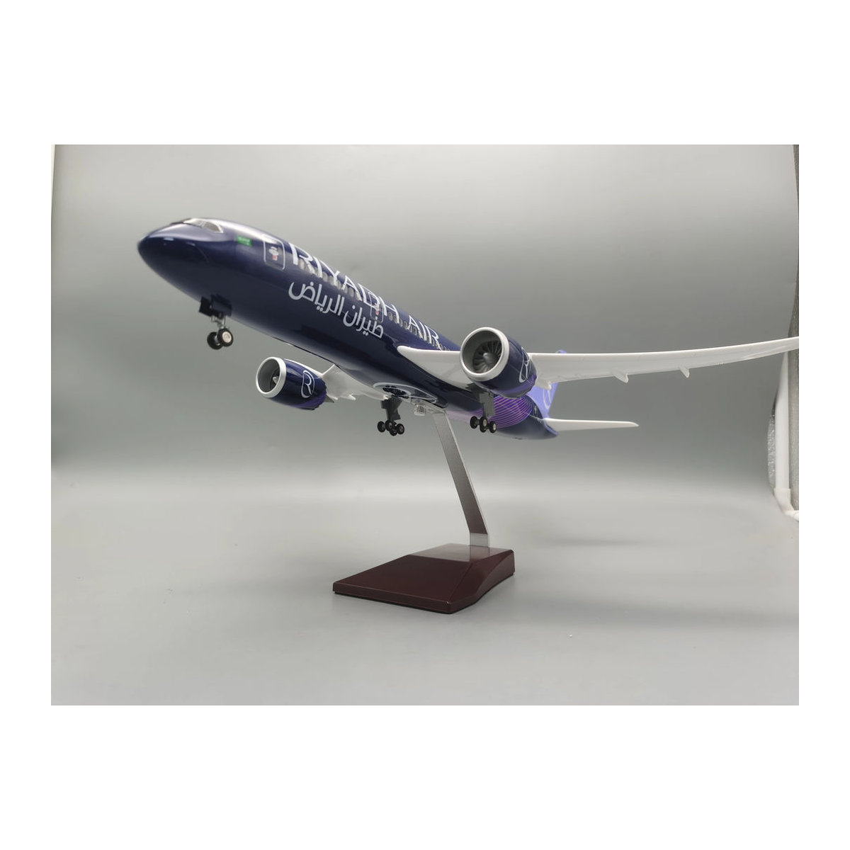ZOCO Riyadh Airlines B787 Flugzeugmodell im Maßstab 1:130 mit LED-Beleuchtung in Blau, Länge: 47 cm - Bild 3