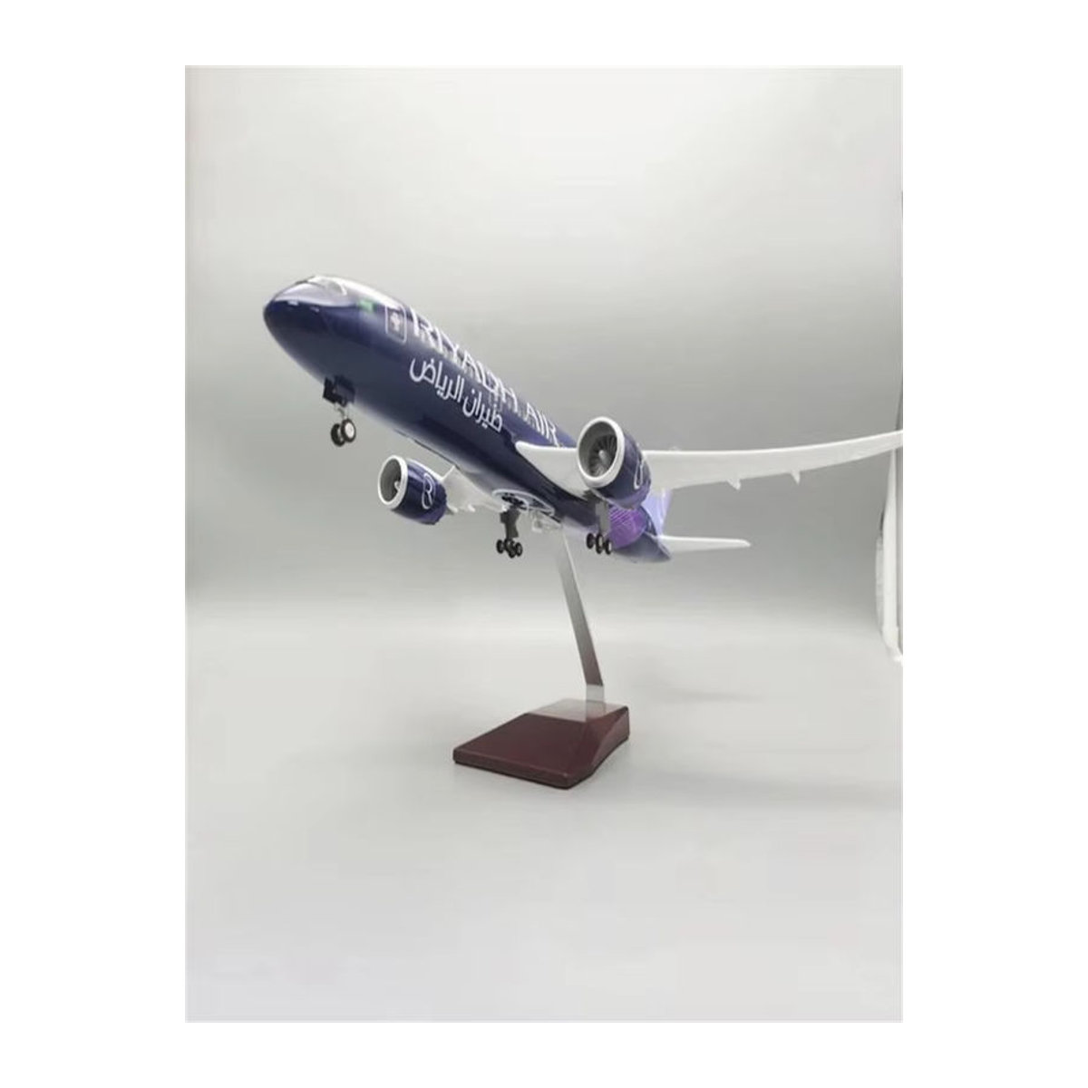 ZOCO Riyadh Airlines B787 Flugzeugmodell im Maßstab 1:130 mit LED-Beleuchtung in Blau, Länge: 47 cm - Bild 4