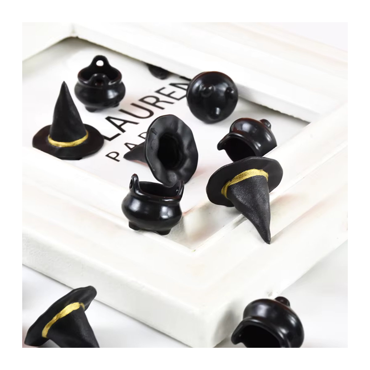 ZQCXLD 10er Set Halloween Miniatur Dekorationen aus Kunstharz mit Hexenhüten und Kesseln in Schwarz für DIY Handwerk und Party Tischdeko - Bild 3