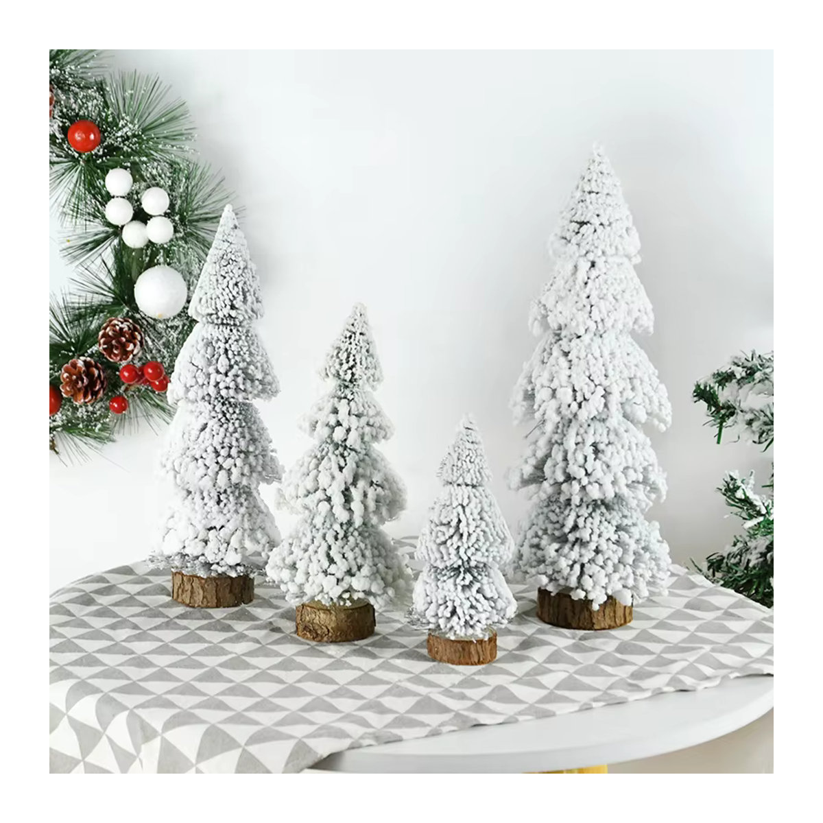 ZQCXLD Weihnachtsbaum Desktop-Dekoration Beflockte Miniatur-Tanne in Weiß mit Holzornamenten - Bild 3