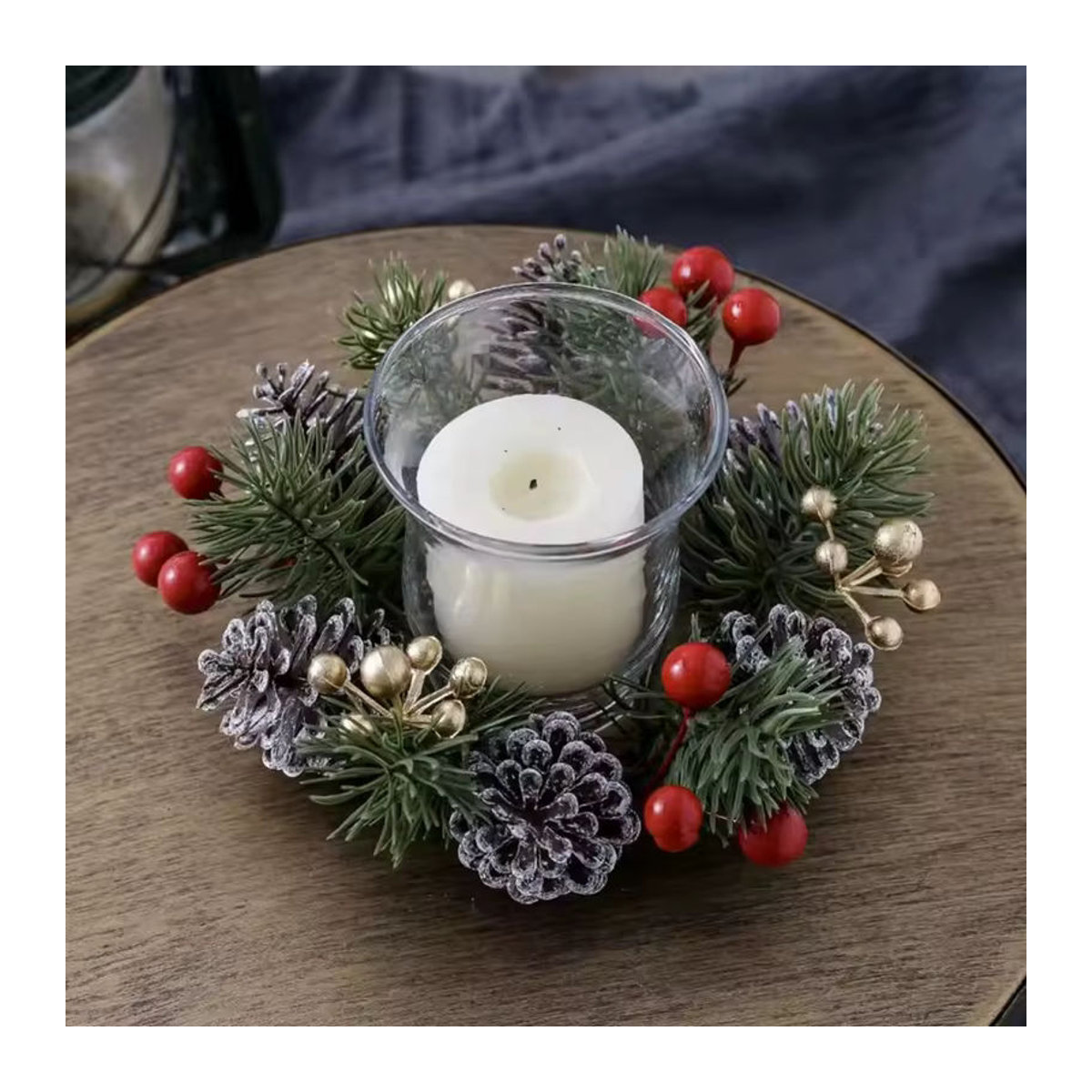 ZQNYCY Weihnachtskerzenhalter aus Glas mit künstlichen Tannenzweigen und Beeren in Gold und Mehrfarbig für Votivkerzen zur Tischdekoration - Bild 5