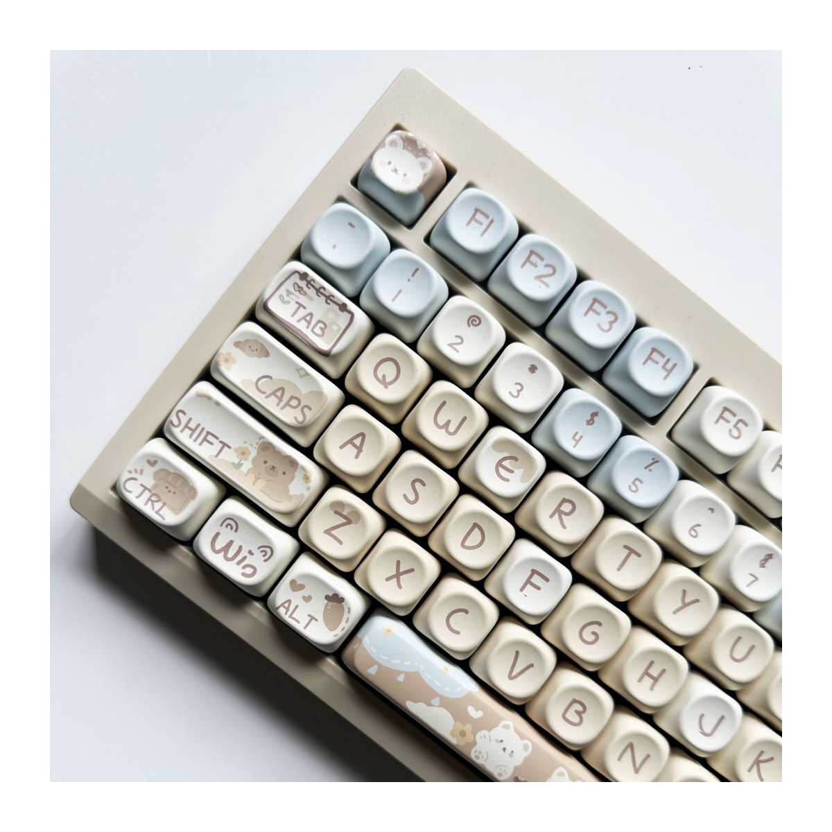 ZUOYA Milchtee Bär Tastenkappen Set mit 132 Tasten im MOA Profil aus PBT in Beige für mechanische Gaming-Tastaturen wie GMK67 - Bild 3