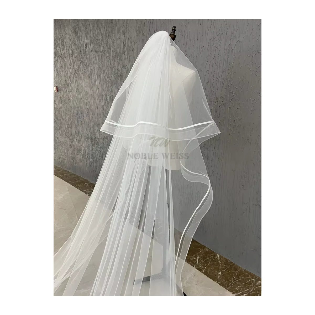 Zweilagiger Brautschleier in Noble Weiss mit Kamm und Bandkante für deine Hochzeit - Bild 2