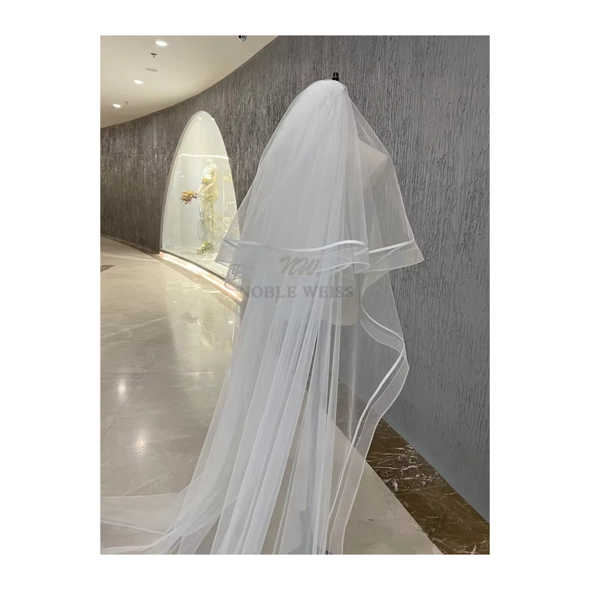 Zweilagiger Brautschleier in Noble Weiss mit Kamm und Bandkante für deine Hochzeit - Bild 4