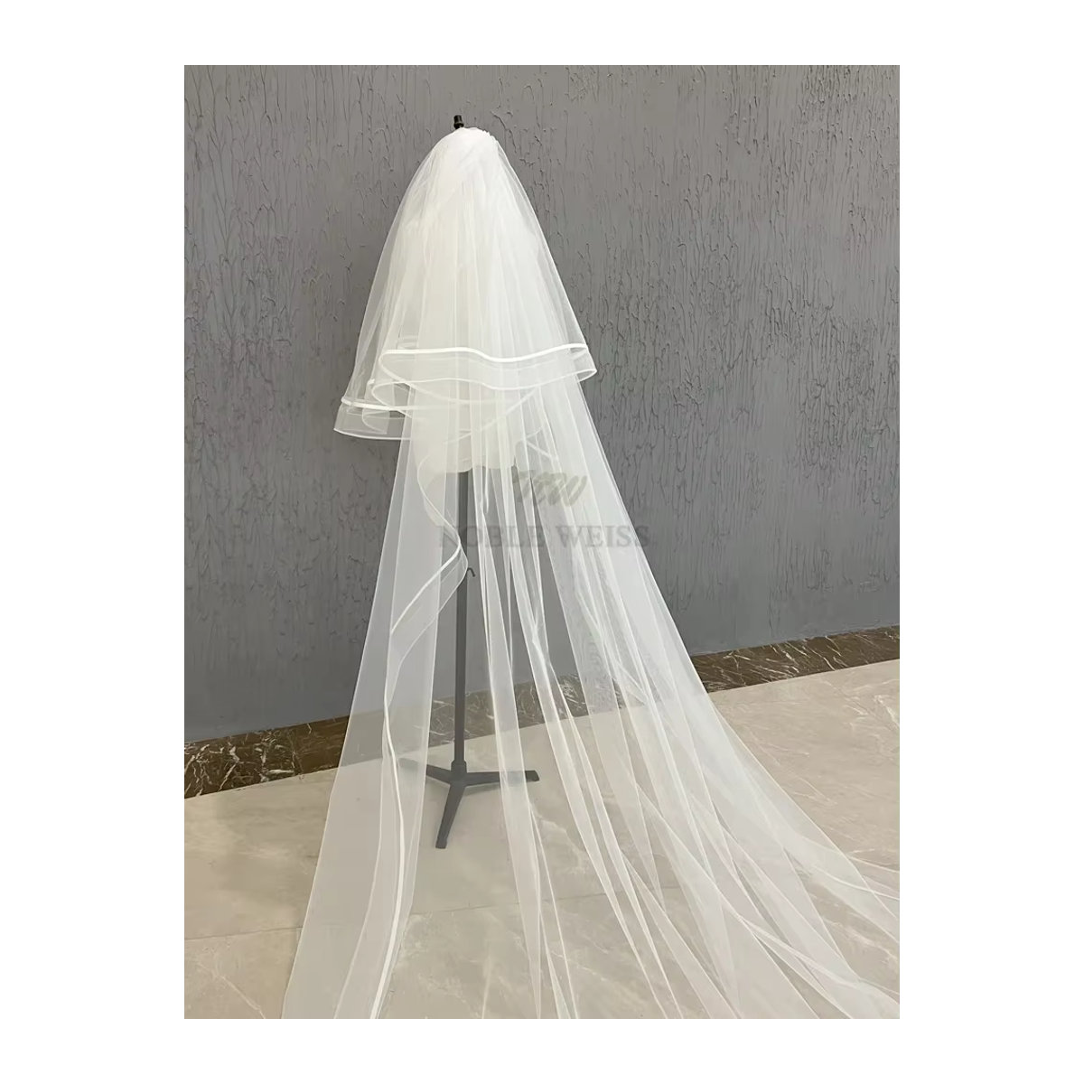Zweilagiger Brautschleier in Noble Weiss mit Kamm und Bandkante für deine Hochzeit - Bild 5