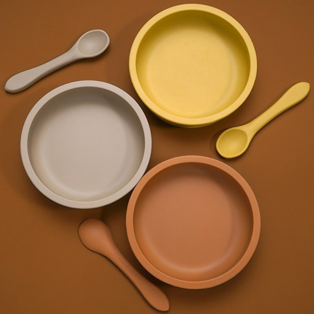Silikon Baby Besteckset mit Saugschüssel, Löffel und Gabel in Grün für Kleinkinder - Bild 1
