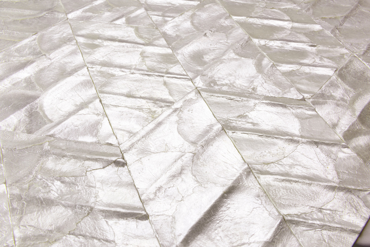 Arte Wallpaper Lucea Pearl - Geometrische Vliestapete mit Capiz-Muscheln in Weiß und Silber - Bild 1