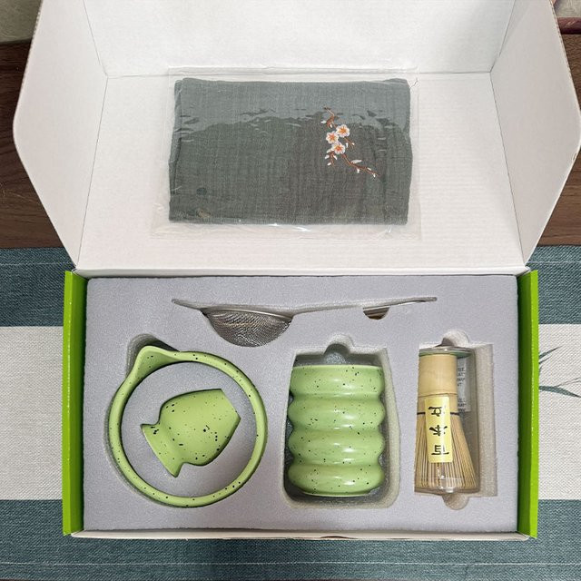 7-teiliges Matcha-Set aus Keramik und Bambus in Grün mit gesprenkelter Schüssel und Zubehör - Bild 1