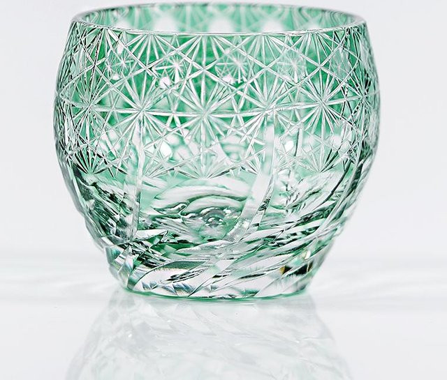 Japanisches Edo Kiriko Kristallglas Yiran Furniture Handgeschliffener Sake und Whiskey Becher in Grün, 60 ml - Bild 1
