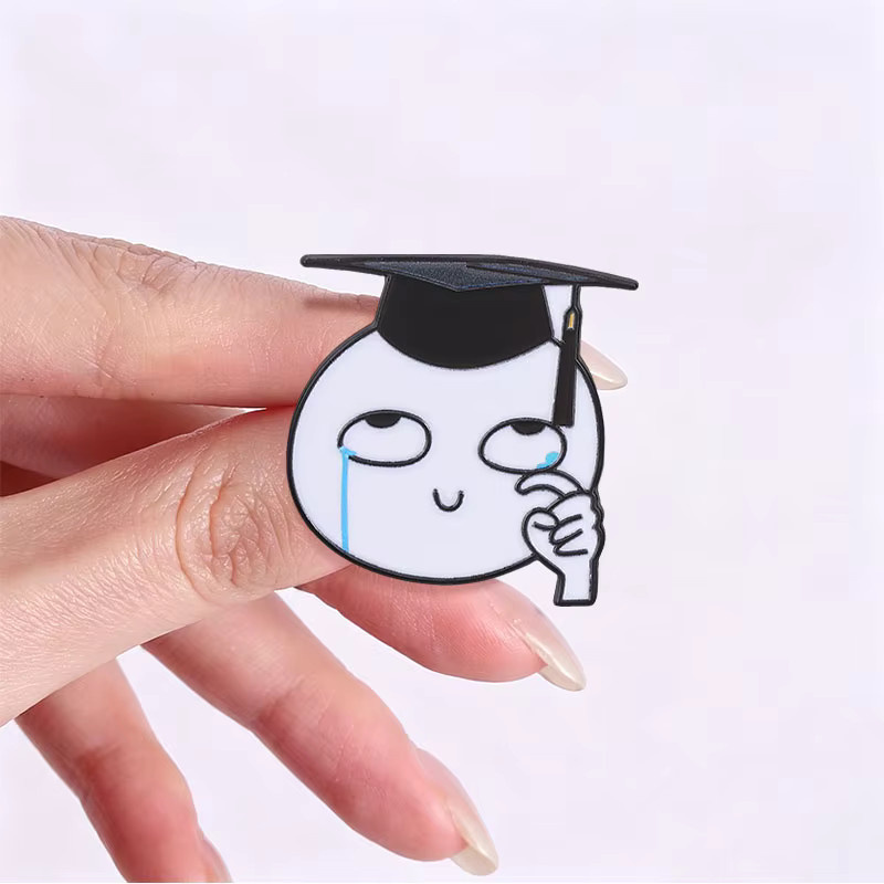 Miss Zoe Emaille-Pins, Abschluss-Broschen, Unisex - Bild 3