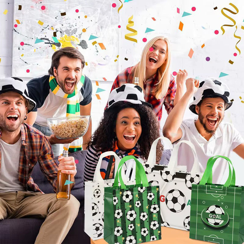 4 Stück Geschenktüten im Fußball-Stil aus Vlies als Goody Bags für deine Geburtstagsfeier - Bild 2