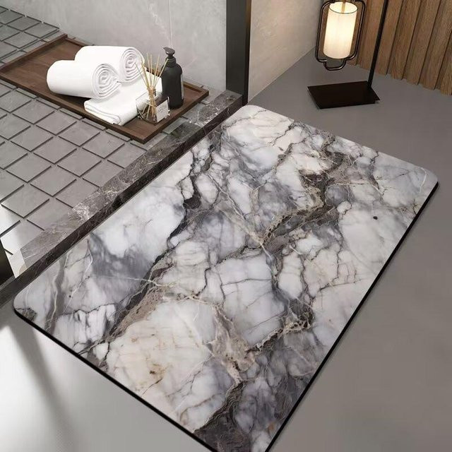 Rutschfeste und schnelltrocknende Badezimmer-Fußmatte von Yiran Furniture in Weiß mit Marmor-Optik, B/B: 40 x 60 cm - Bild 1