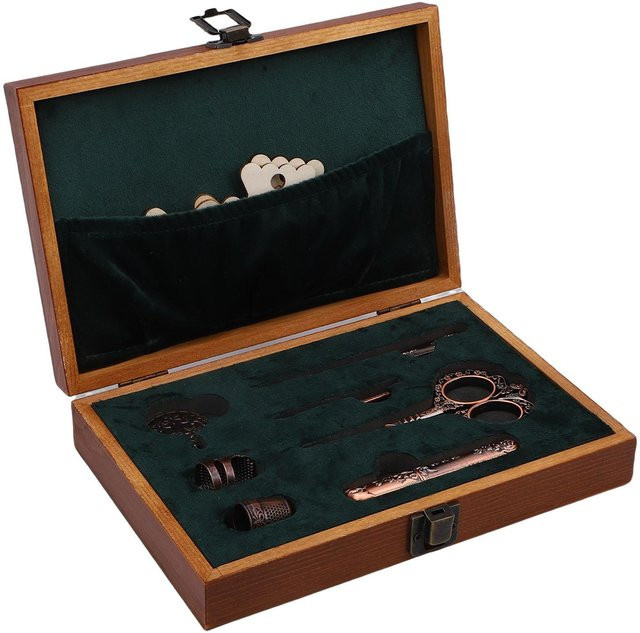 Vintage Stickschere-Set von Vestidos mit antiken Nähscheren, Nadeln, Aufwickelbrettern, Fingerhut, Ahle, Einfädler und Fadenabschneider in Multicolour inklusive Aufbewahrungsbox - Bild 1
