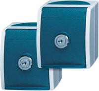 Busch-Jaeger Schutzkontaktsteckdose mit 2 Steckplätzen und 2 gleichen Schlössern IP44 in Blau-Grau - Bild 1