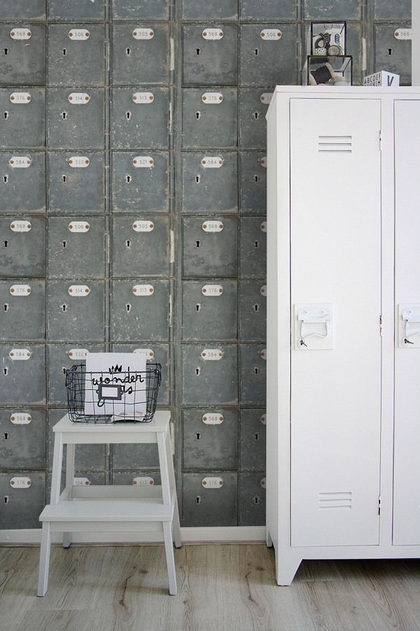 MINDTHEGAP Tapete Locker Room WP20106 in Grau mit geometrischem Industrial-Design aus Vlies - Bild 1