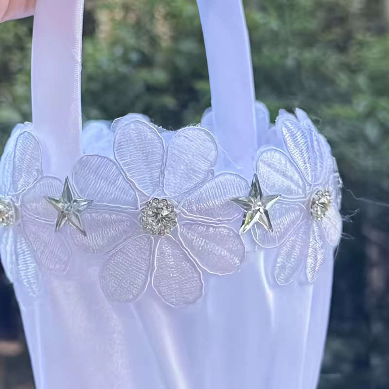 TRUE LOVE GIFT Blumenmädchenkorb für Hochzeiten in Weiß, runder floraler Dekokorb für Kinder - Bild 2