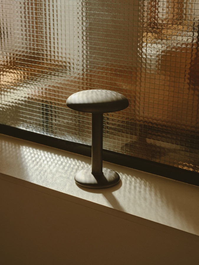 Flos Gustave Outdoor Akkuleuchte in Schwarz mit dimmbarer LED für Garten, Terrasse und Balkon - Bild 2