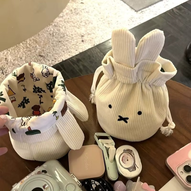 Miffy Aufbewahrungstasche aus Cord in Weiß mit niedlichem Anime-Cartoon-Druck und Kordelzug - Bild 3