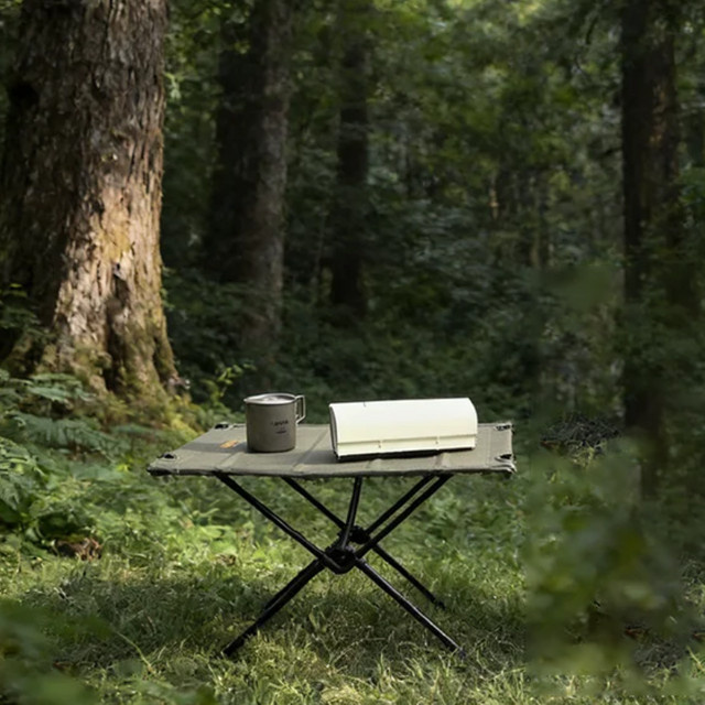 TARKA Tragbarer Outdoor-Tisch mit aufrollbarer Oxford-Oberfläche und Aluminiumbeinen in Schwarz - Bild 1